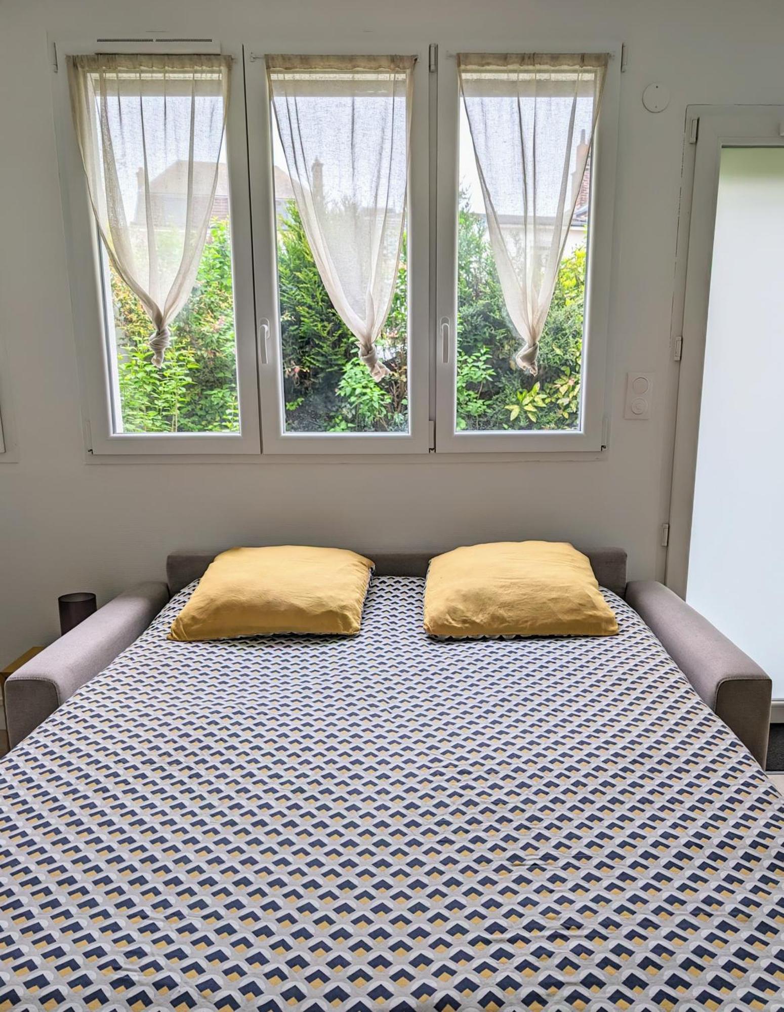 Stockholm- Studio Serenite Avec Jardin Charleville-Mezieres Luaran gambar