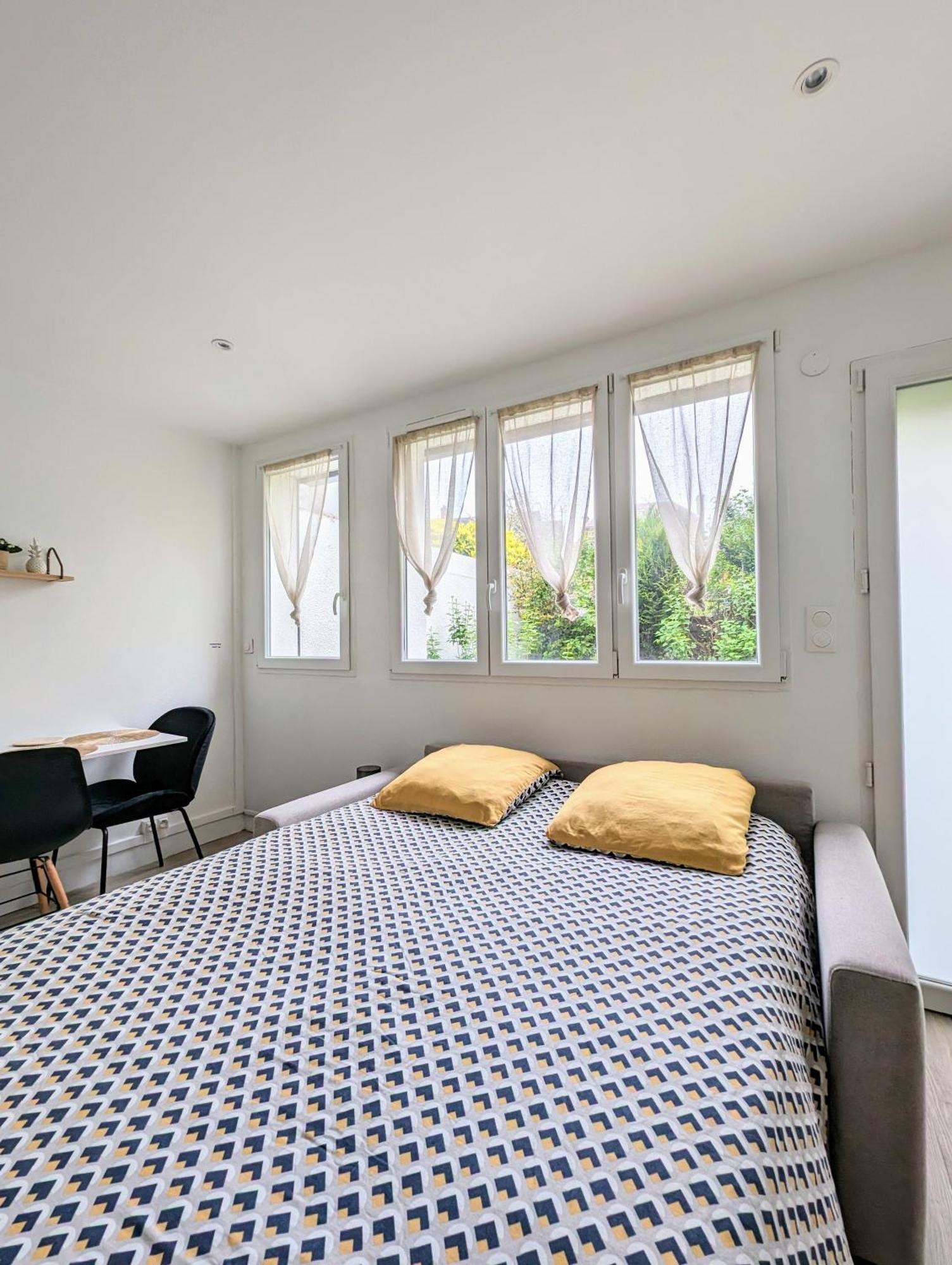 Stockholm- Studio Serenite Avec Jardin Charleville-Mezieres Luaran gambar