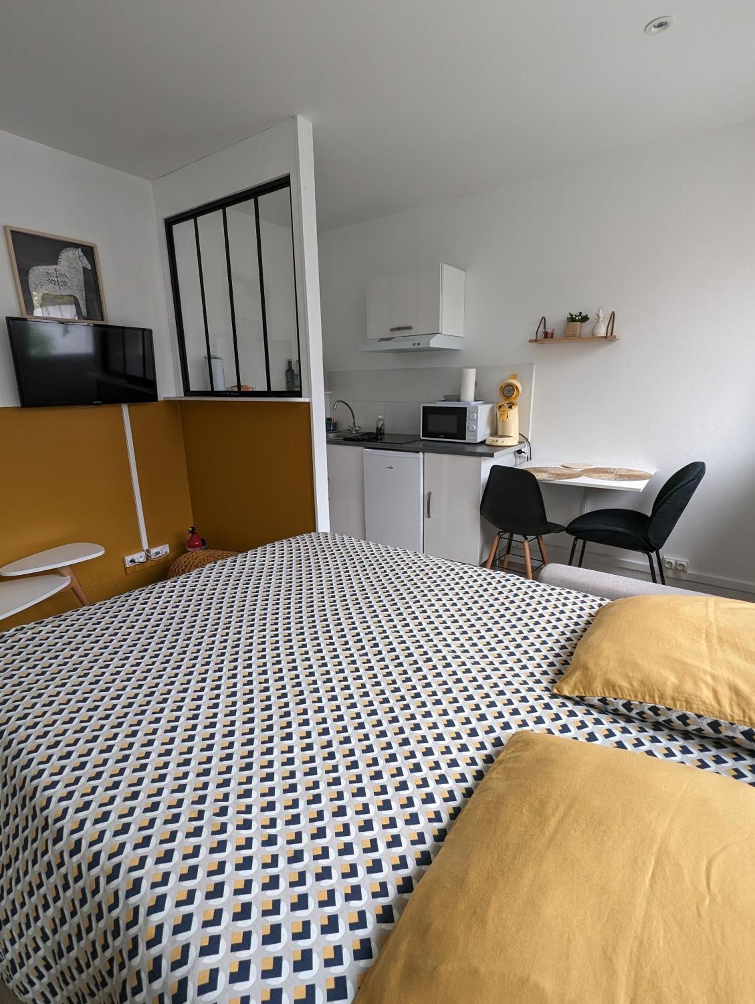 Stockholm- Studio Serenite Avec Jardin Charleville-Mezieres Luaran gambar